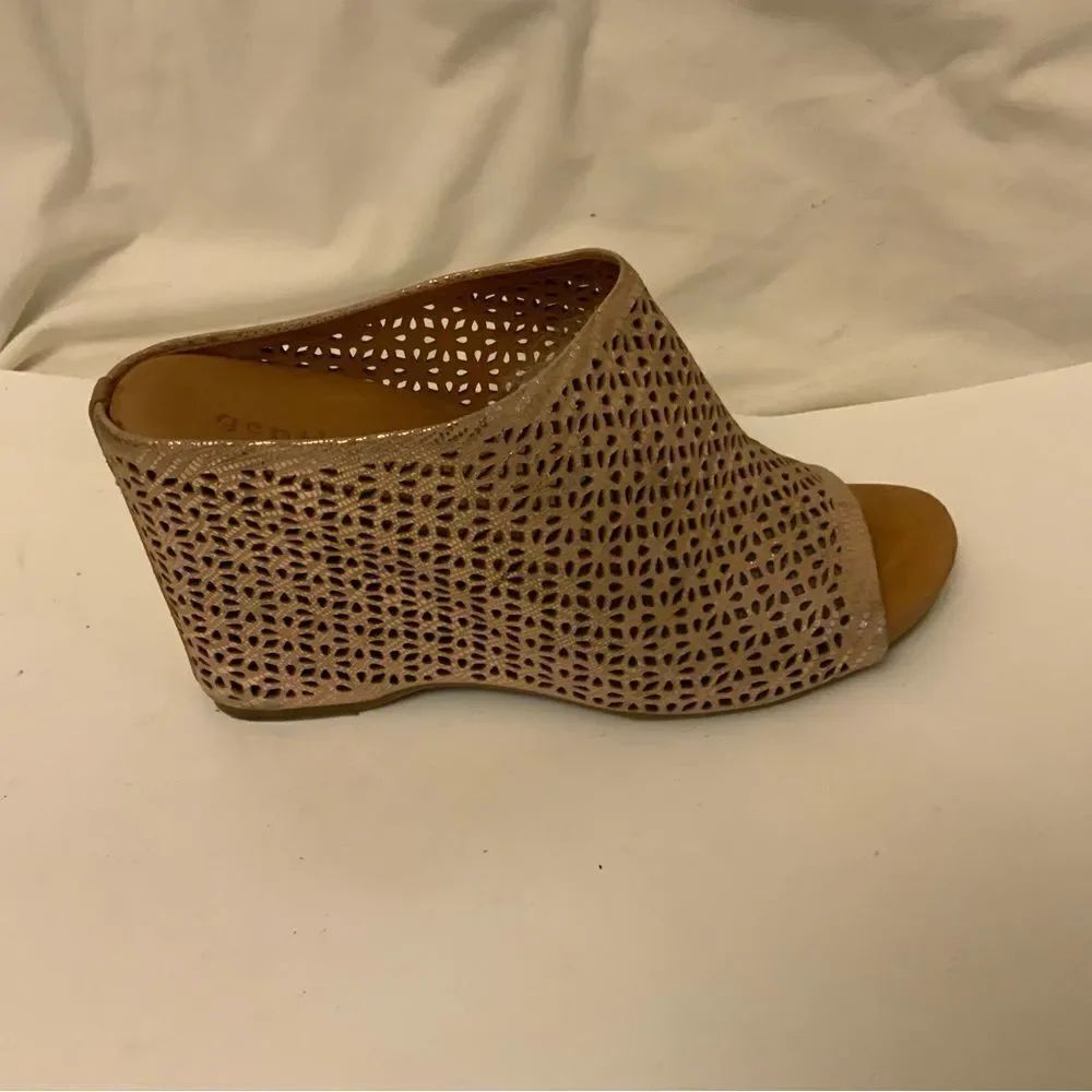 Gentle Souls Womens Ivy 2 Metallic Leather Open Toe Wedge Shoes, nude US 7.5